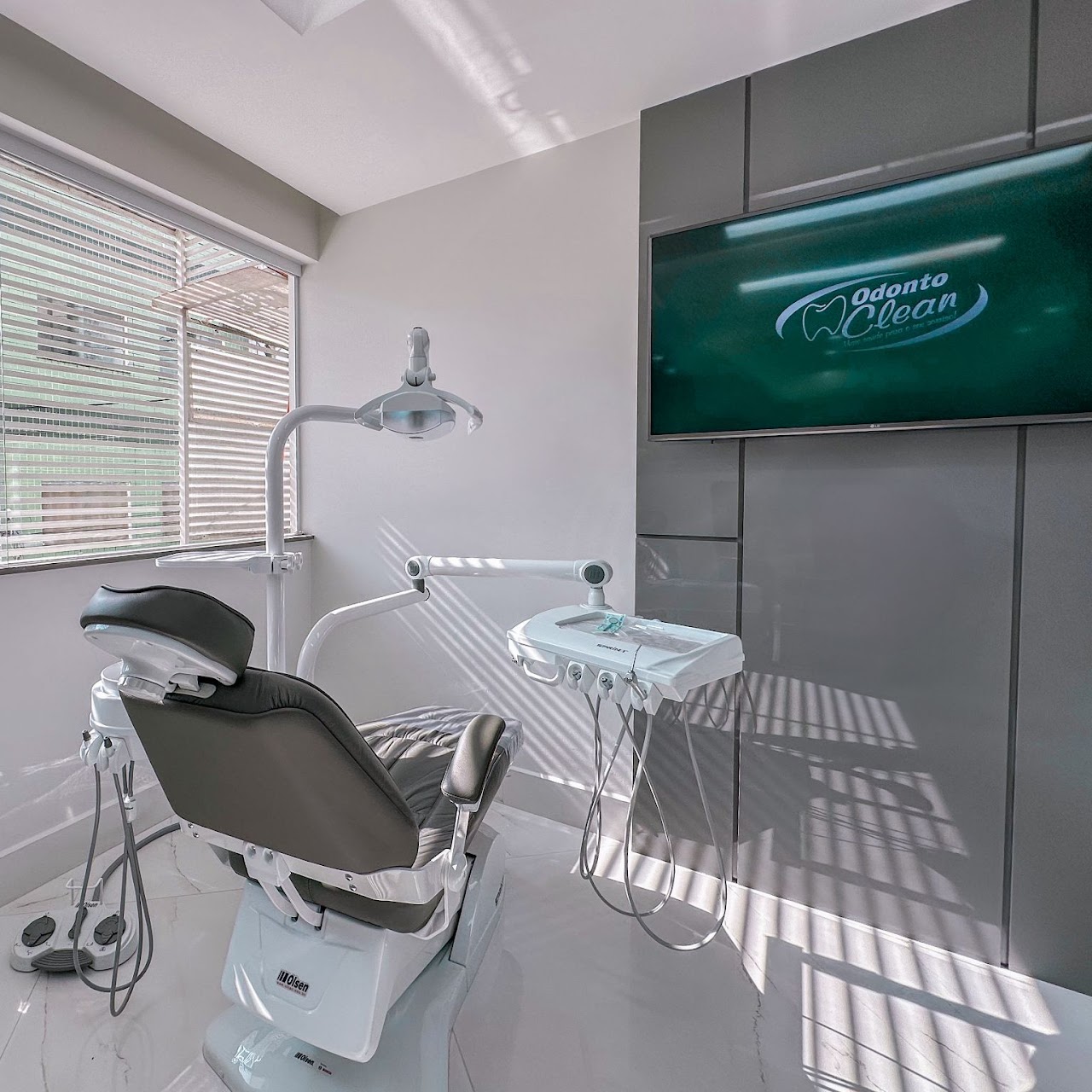 Consultório moderno da Odonto Clean com cadeira odontológica e monitor